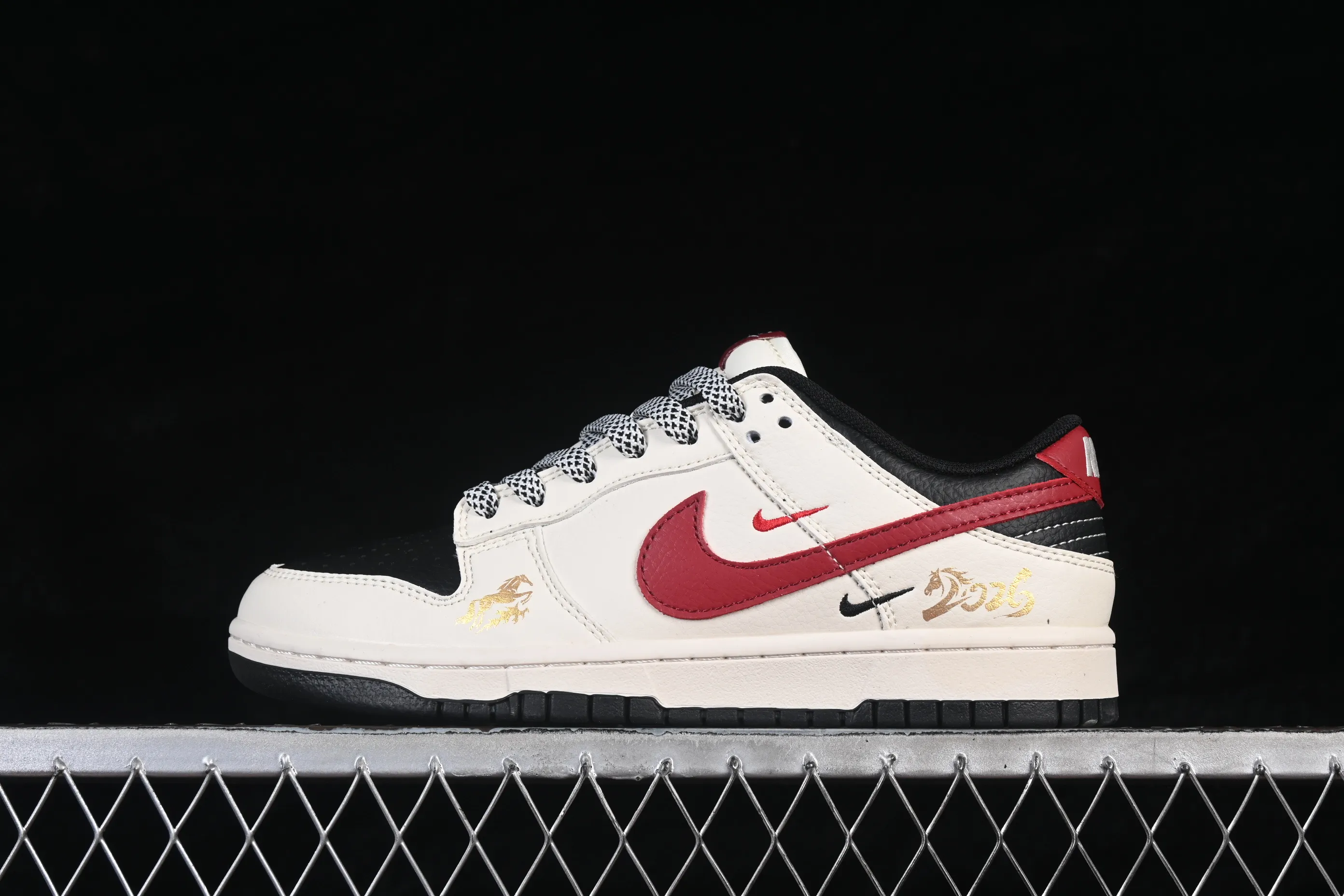 All categories Nk SB Dunk Series Nk SB Dunk Low High-end customized low-top sneakers Nike SB Dunk Low Limited to the Year of the Horse White, black and red three hooks High-end customized low-top casual skate shoes MY9969-905